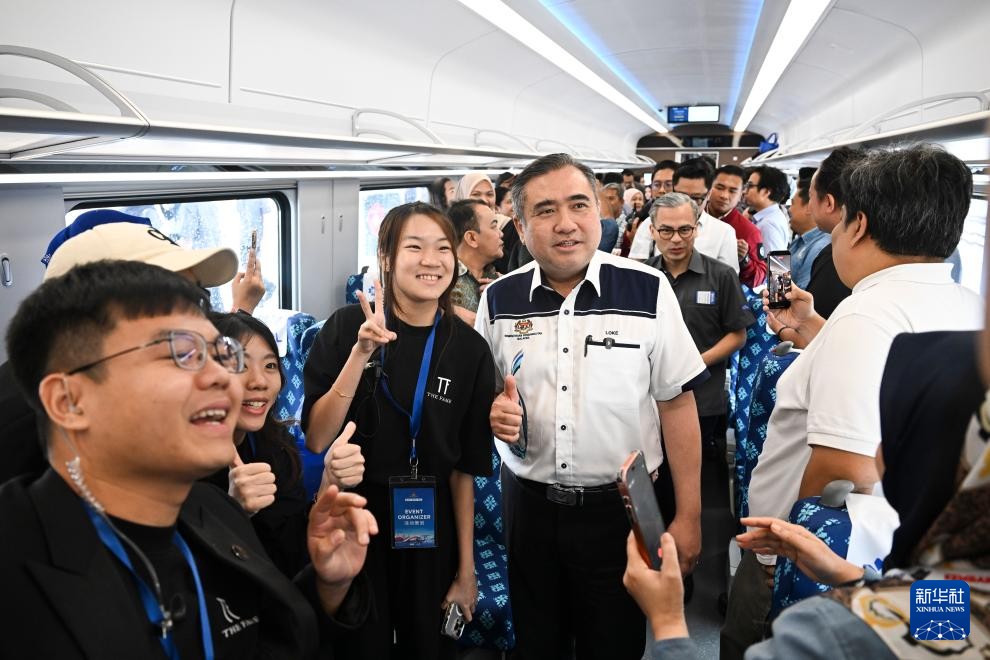 中企承建马东铁项目动车组正式亮相